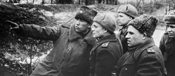 Генерал-майор Сабир Умар-оглы Рахимов (слева) указывает артиллеристам сектор огня. Рахимов погиб 26 марта 1945 года - Sputnik Узбекистан