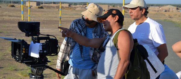 Во время съемок фильма Стойкость. Кинорежиссер Рашид Маликов Во время съемок фильма Стойкость. Кинорежиссер Рашид Маликов - Sputnik Узбекистан