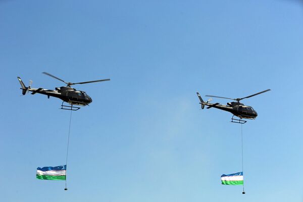 На открытии пролетели два вертолета AS-350 с государственными флагами, а после них два штурмовых вертолета показали маневры. - Sputnik Узбекистан