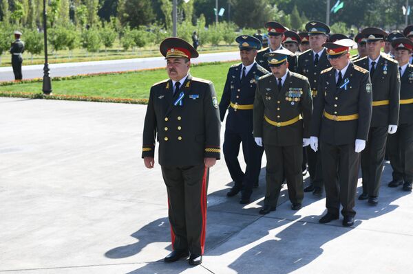 Возложение цветов к памятнику генералу С. Рахимову, Министерство обороны РУ Возложение цветов к памятнику генералу С. Рахимову, Министерство обороны РУ - Sputnik Узбекистан