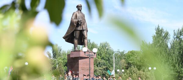Возложение цветов памятнику генералу С. Рахимову, Министерство обороны Р Уз Возложение цветов памятнику генералу С. Рахимову, Министерство обороны Р Уз - Sputnik Ўзбекистон