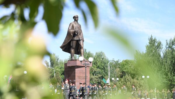 Возложение цветов памятнику генералу С. Рахимову, Министерство обороны Р Уз - Sputnik Узбекистан