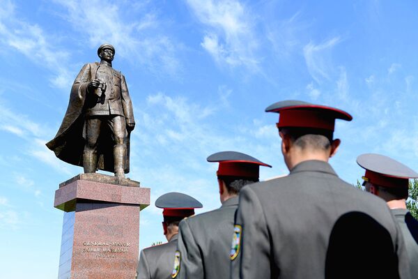 Возложение цветов к памятнику генералу С. Рахимову - Sputnik Узбекистан