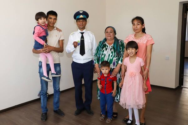 В Яшнабадском районе Ташкента прошло торжественное вручение 250 квартир образцовым военнослужащим и их семьям В Яшнабадском районе Ташкента прошло торжественное вручение 250 квартир образцовым военнослужащим и их семьям - Sputnik Узбекистан