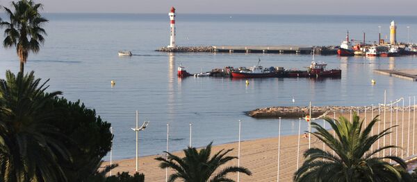 Вид на маяк в Каннах. - Sputnik Узбекистан