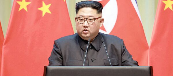 Северокорейский лидер Ким Чен Ын выступает с речью во время визита в Далянь, Китай Северокорейский лидер Ким Чен Ын выступает с речью во время визита в Далянь, Китай - Sputnik Узбекистан