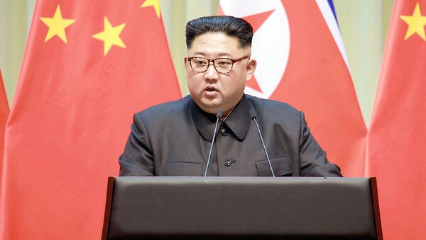 Северокорейский лидер Ким Чен Ын выступает с речью во время визита в Далянь, Китай - Sputnik Узбекистан