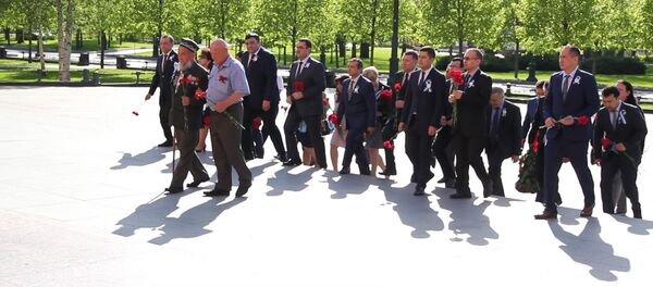 Сотрудники Посольства Узбекистана в РФ возложили цветы к Вечному огню Сотрудники Посольства Узбекистана в РФ возложили цветы к Вечному огню - Sputnik Узбекистан