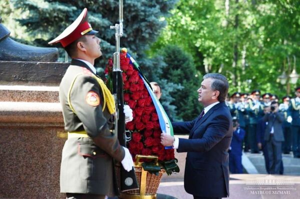 Президент Шавкат Мирзиёев почтил память павших - Sputnik Узбекистан