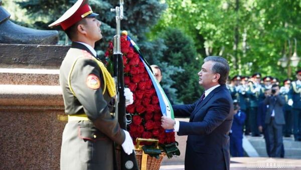 Президент Шавкат Мирзиёев почтил память павших - Sputnik Ўзбекистон
