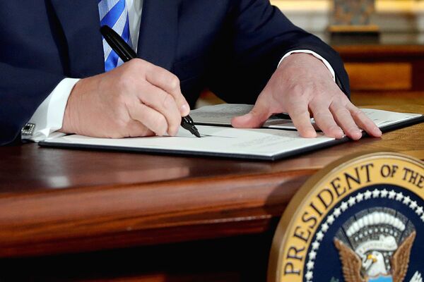 Президент США Дональд Трамп подписывает прокламацию о выходе из ядерной сделки с Ираном - Sputnik Узбекистан