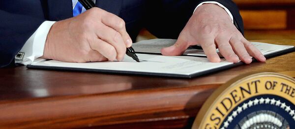 Президент США Дональд Трамп подписывает прокламацию о выходе из ядерной сделки с Ираном - Sputnik Узбекистан