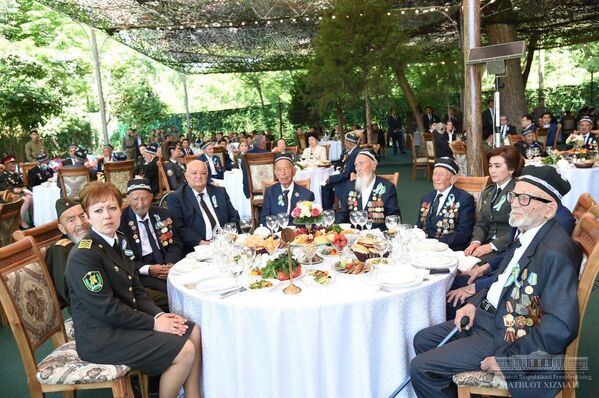 В Ташкентском ботаническом саду состоялось праздничное мероприятие, посвященное Дню Памяти и Почестей и 73-летию победы во Второй мировой войне - Sputnik Узбекистан