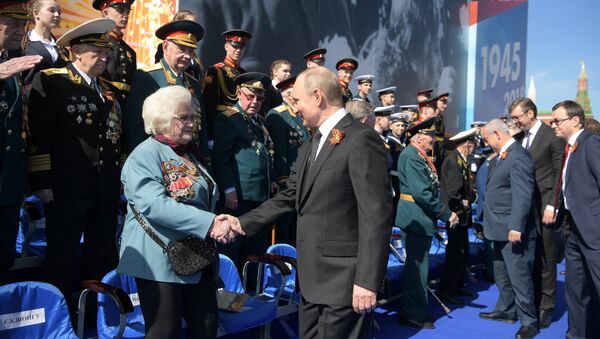 Президент РФ В.Путин и премьер-министр РФ Д.Медведев на военном параде в честь 73-й годовщины Победы в ВОВ - Sputnik Узбекистан
