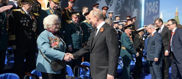 Президент РФ В.Путин и премьер-министр РФ Д.Медведев на военном параде в честь 73-й годовщины Победы в ВОВ Президент РФ В.Путин и премьер-министр РФ Д.Медведев на военном параде в честь 73-й годовщины Победы в ВОВ - Sputnik Узбекистан