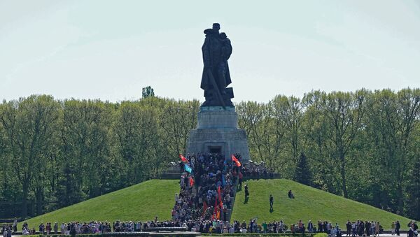 Возложение цветов к памятнику советскому солдату в Трептов-парке в Берлине - Sputnik Узбекистан