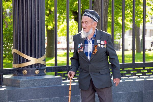 Ветеран перед возложением цветов к вечному огню в Москве - Sputnik Узбекистан