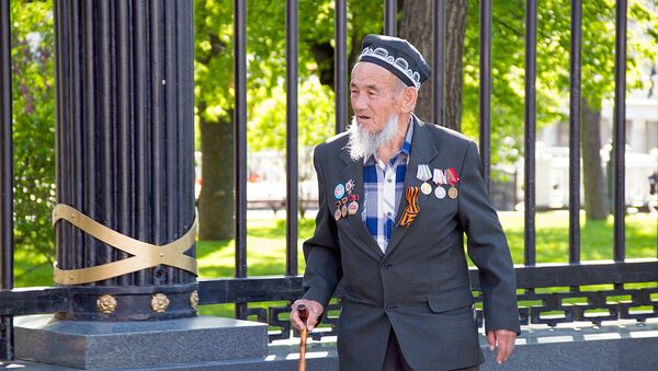 Ветеран перед возложением цветов к вечному огню в Москве - Sputnik Узбекистан