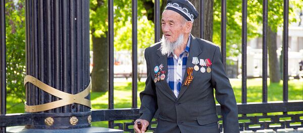 Ветеран перед возложением цветов к вечному огню в Москве - Sputnik Узбекистан