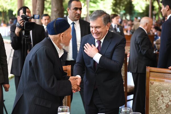 Президент Узбекистана поздравляет ветерана Второй мировой войны - Sputnik Узбекистан