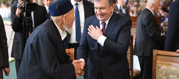 Президент Узбекистана поздравляет ветерана Второй мировой войны - Sputnik Узбекистан