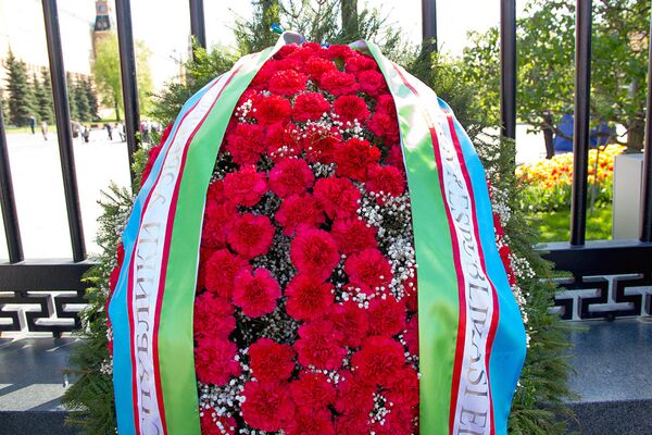 Цветы от посольства Узбекистана в РФ для возложения к Вечному огню - Sputnik Узбекистан