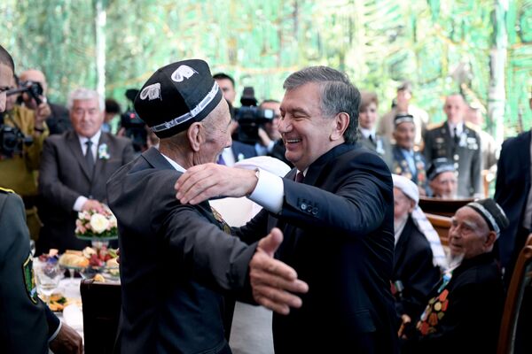Президент Узбекистана Шавкат Мирзиёев обнимает ветерана Второй мировой войны - Sputnik Узбекистан