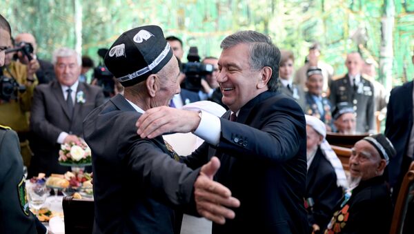 Президент Узбекистана Шавкат Мирзиёев обнимает ветерана Второй мировой войны - Sputnik Ўзбекистон