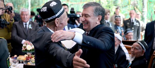 Президент Узбекистана Шавкат Мирзиёев обнимает ветерана Второй мировой войны - Sputnik Ўзбекистон