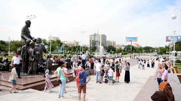 Жители Ташкента гуляют около памятника семье Шамохмудовым - Sputnik Узбекистан