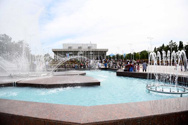 Площадь Дружба народов в Ташкенте Площадь Дружба народов в Ташкенте - Sputnik Узбекистан