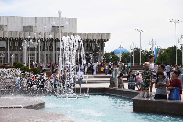 Памятник семье Шамахмудова на площади Дружба народов - Sputnik Узбекистан