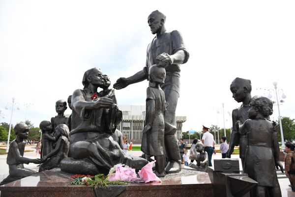 Памятник семье Шамахмудова вернулся на историческое место - Sputnik Узбекистан