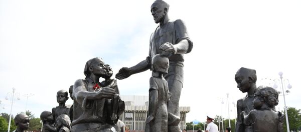 Памятник семье Шамахмудова вернулся на историческое место Памятник семье Шамахмудова вернулся на историческое место - Sputnik Ўзбекистон