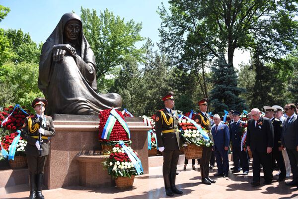 Посол России Владимир Тюрденев принял участие в возложении цветов к мемориалу Скорбящая мать - Sputnik Узбекистан