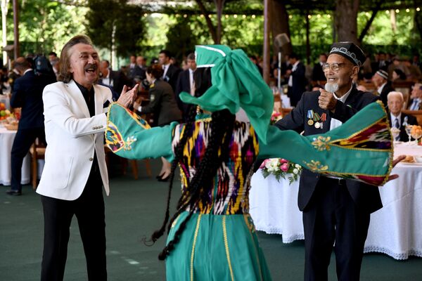 Народный артист Узбекистана Фаррух Закиров на торжествах в честь 9 мая - Sputnik Узбекистан