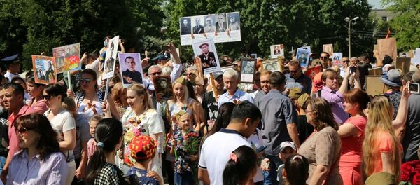 Акция Бессмертный полк в Ташкенте на территории комплекса Братские могилы Акция Бессмертный полк в Ташкенте на территории комплекса Братские могилы - Sputnik Ўзбекистон