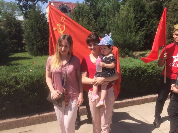 Ташкентцы фотографируются на фоне знамени Победы - Sputnik Узбекистан