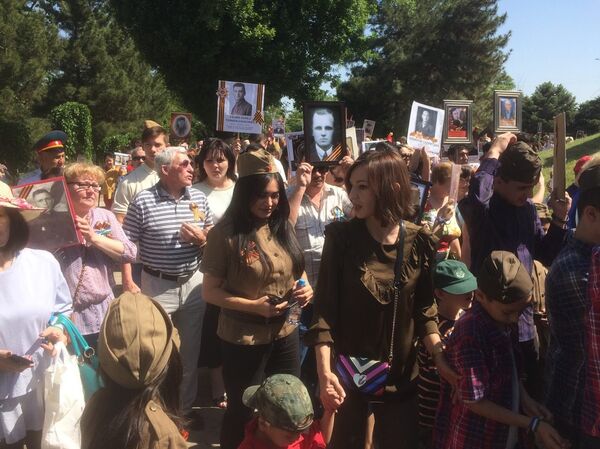 Многие жители Ташкента нарядились в военную форму в честь 9 мая - Sputnik Узбекистан