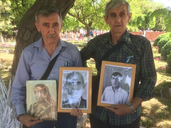 Братья Исмаиловы с портретами родственников. погибших на фронтах Второй мировой - Sputnik Узбекистан