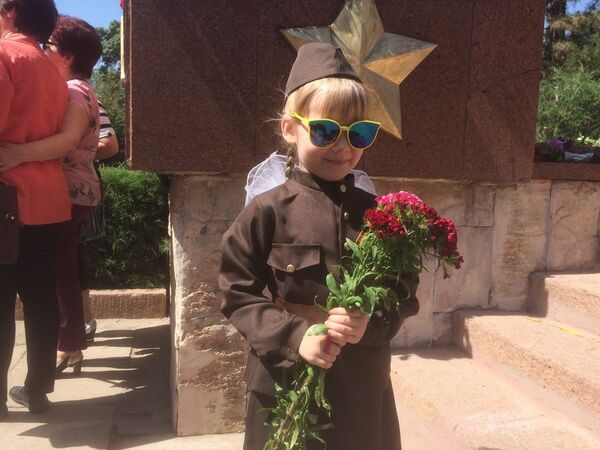 Среди пришедших 9 мая на Волгоградское кладбище было много детей, одетых в форму военных лет - Sputnik Узбекистан
