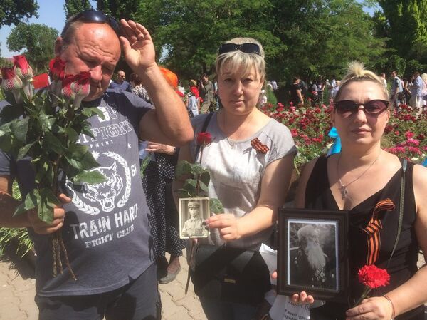 Участники импровизированного шествия Бессмертного полка в Ташкенте - Sputnik Узбекистан