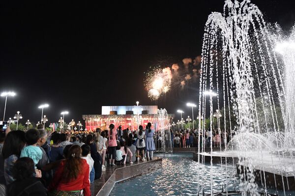 Праздничный салют в Ташкенте в честь Дня памяти и почестей Праздничный салют в Ташкенте в честь Дня памяти и почестей - Sputnik Узбекистан