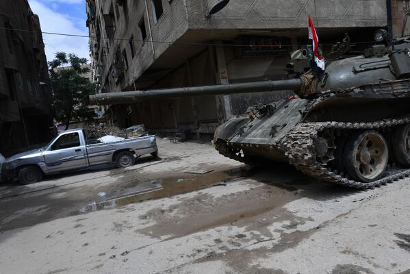 Танк Т-55 в районе бывшего лагеря палестинских беженцев Ярмук в южном пригороде Дамаска. - Sputnik Узбекистан