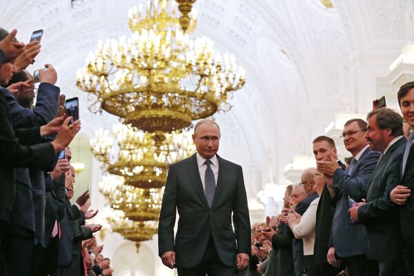 Избранный президент РФ Владимир Путин во время церемонии инаугурации в Кремле - Sputnik Узбекистан