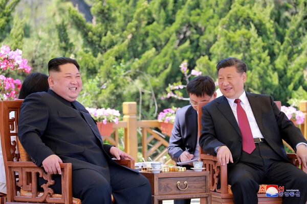 Лидер КНДР Ким Чен Ын на встрече с президентом Китая Си Цзиньпином в Даляне, Китай - Sputnik Узбекистан