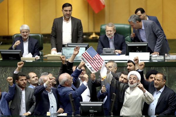 Сжигание бумаг с изображением американского флага в парламенте Ирана - Sputnik Узбекистан