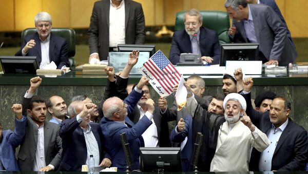 Сжигание бумаг с изображением американского флага и ядерную сделку в парламенте Ирана - Sputnik Узбекистан