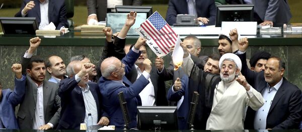 Сжигание бумаг с изображением американского флага и ядерную сделку в парламенте Ирана - Sputnik Узбекистан