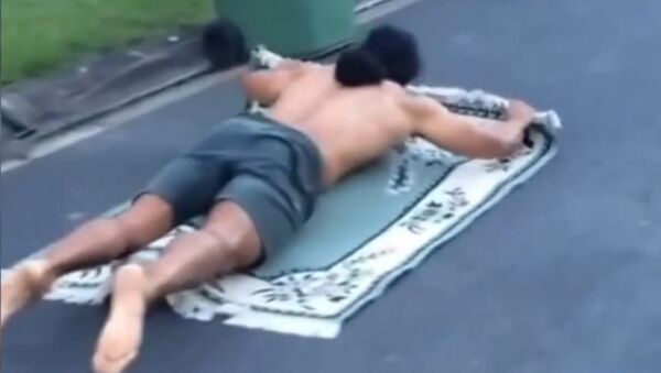 Мужчина ездит по асфальту на ковре-самолете, подражая Аладдину - Sputnik Узбекистан